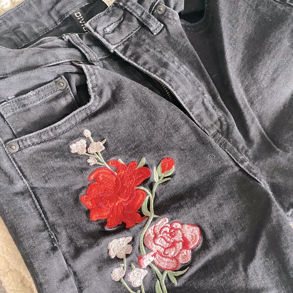 Divided Embroidered Jeans